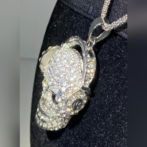 Silver plated crystal skull wearing headphones necklace with adjustable chain - Picture 5 of 15